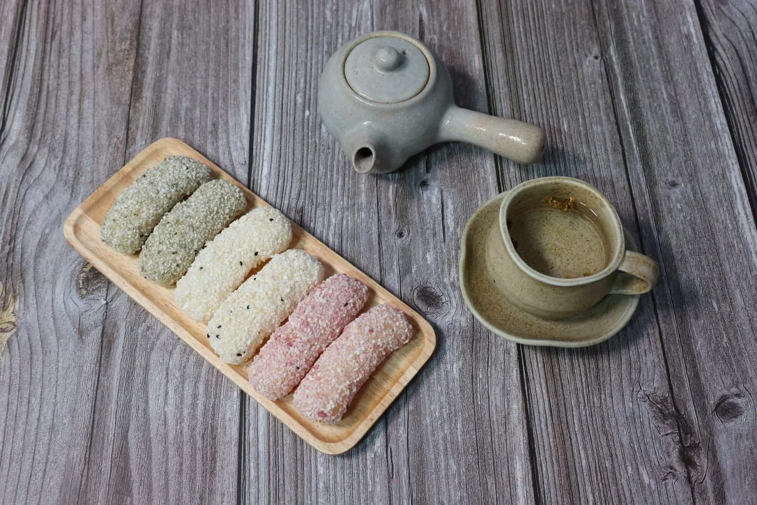차 한 잔과 함께 차린 세진 찹쌀유과