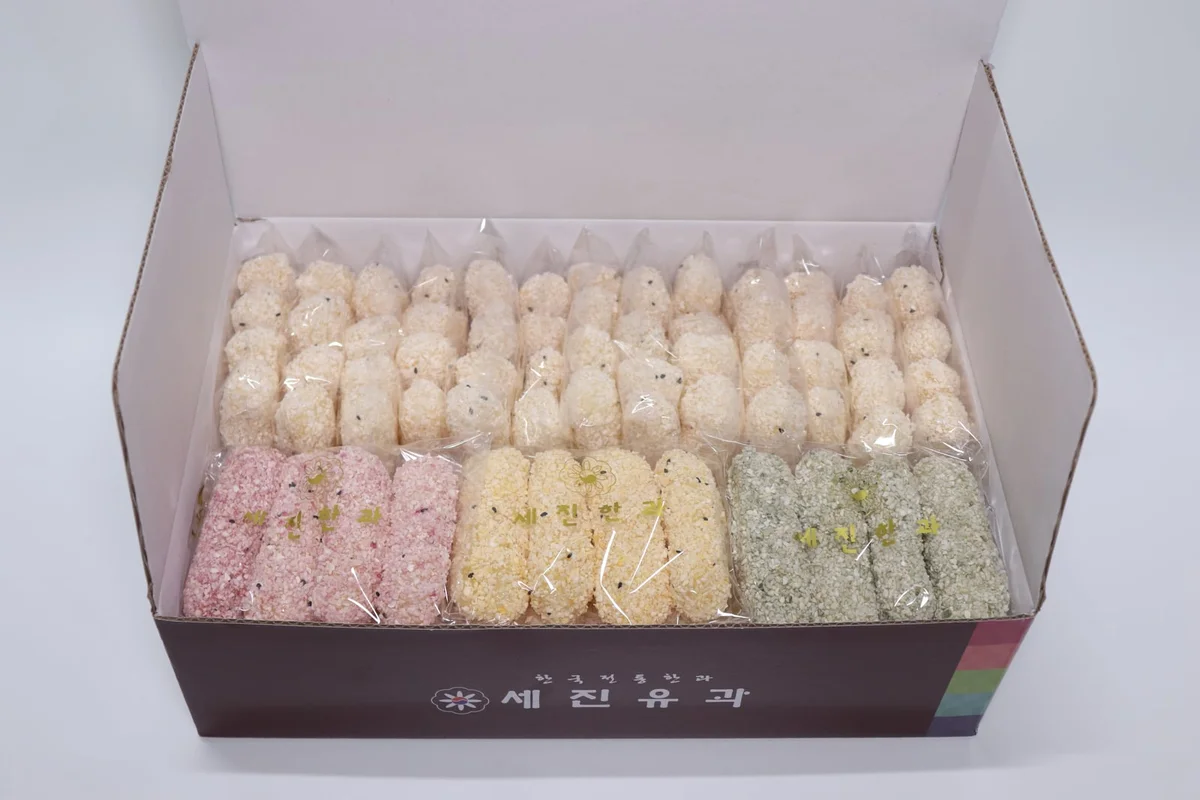 상자에 가득 담긴 세진 찹쌀유과